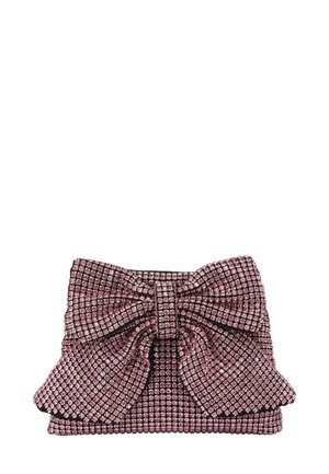Kristallen-geborduurde clutchtas in het roze, met een grote strik aan de voorkant, een gestructureerd ruitpatroon en een elegante rechthoekige vorm.