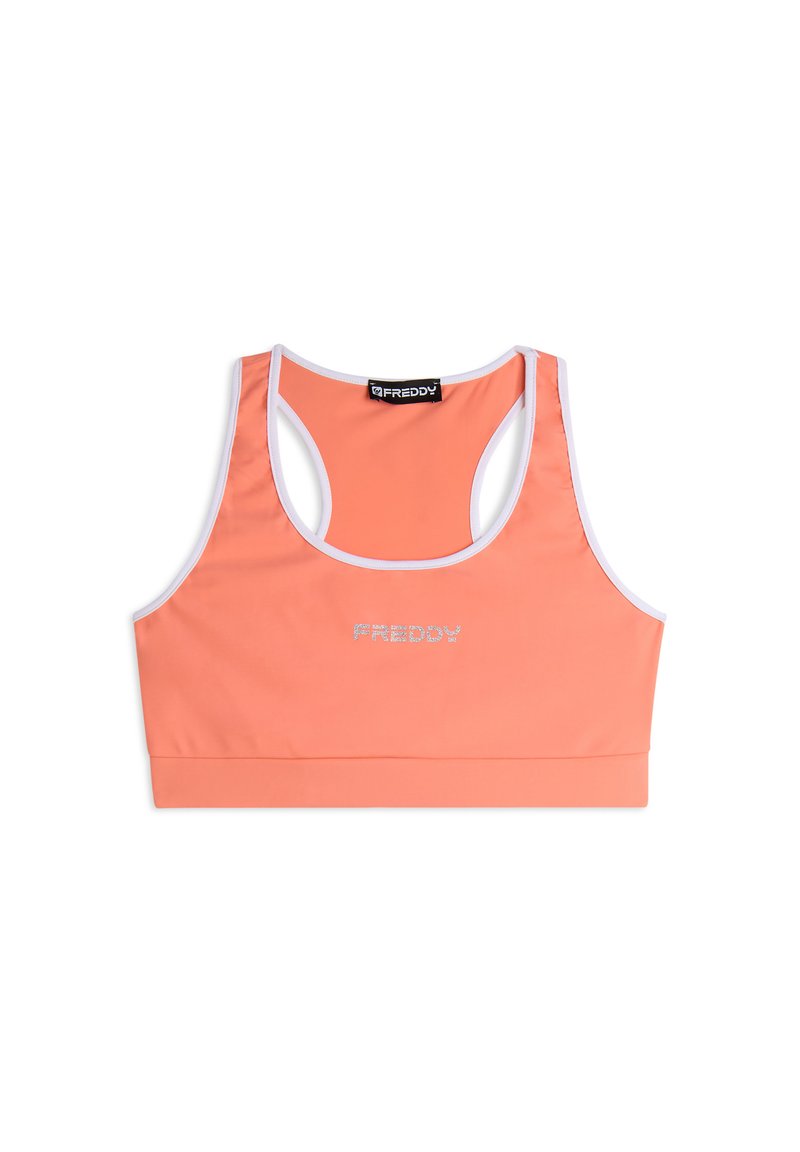 Sujetador deportivo color coral con escote en forma de scoop, diseño de espalda en forma de racerback, banda elástica y ribete blanco. Presenta el logo "FREDDY" en plata en la parte delantera.