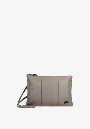 Clutch in pelle grigia con finitura testurizzata, caratterizzato da tre cuciture verticali, una sottile tracolla e chiusura con zip.