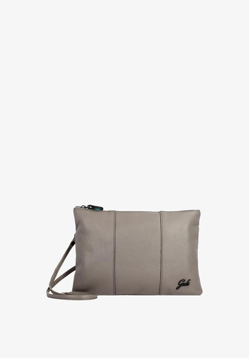 Clutch de cuero gris con un acabado texturizado, que presenta tres costuras verticales, una fina correa para el hombro y un cierre de cremallera.