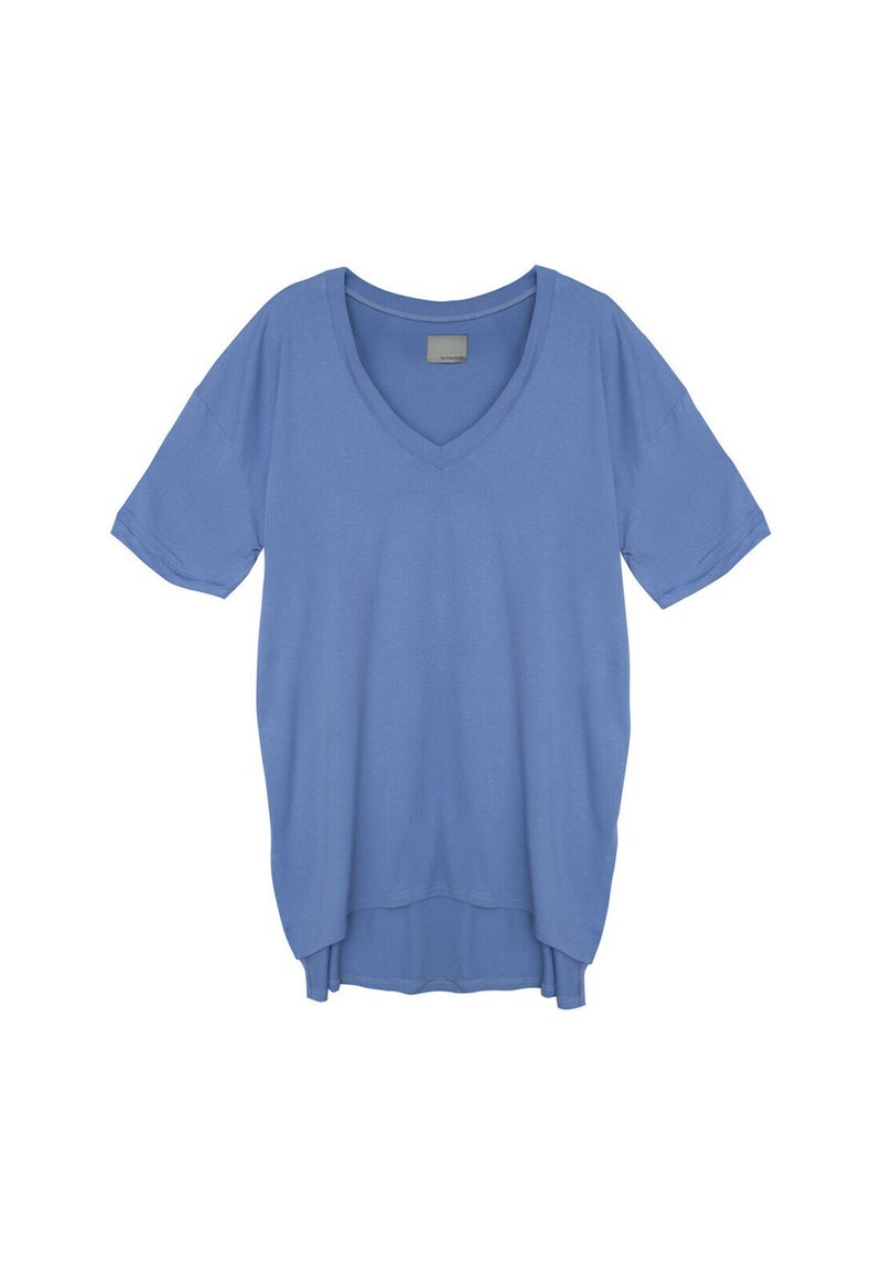 Jasnoniebieska koszulka typu v-neck z miękkiego materiału, z krótkimi rękawami i luźnym krojem, z delikatnie dłuższym tyłem. Prosty i uniwersalny design.