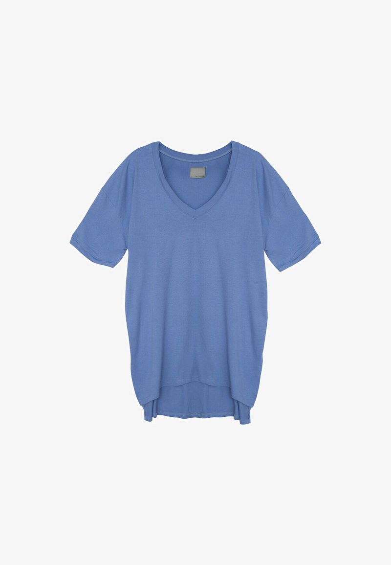 Jasnoniebieska koszulka typu v-neck z miękkiego materiału, z krótkimi rękawami i luźnym krojem, z delikatnie dłuższym tyłem. Prosty i uniwersalny design.