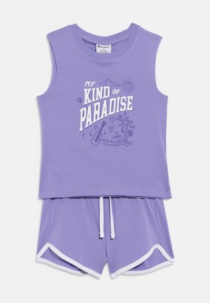 Μωβ τοπ χωρίς μανίκια με το κείμενο "MY KIND OF PARADISE", σε συνδυασμό με σορτς που ταιριάζουν και διαθέτουν λευκό κορδόνι και αντίθετο περίγραμμα.