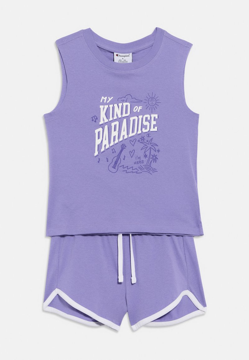 Μωβ τοπ χωρίς μανίκια με το κείμενο "MY KIND OF PARADISE", σε συνδυασμό με σορτς που ταιριάζουν και διαθέτουν λευκό κορδόνι και αντίθετο περίγραμμα.