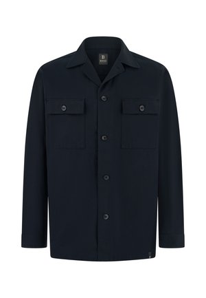 Tmavě námořnicky modrá pánská bunda na knoflíky s dvěma náprsními kapsami na knoflíky a klasickým límcem, dlouhými rukávy a minimalistickým designem.