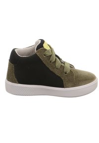 Grüne und schwarze Sneaker mit einem Obermaterial aus Wildleder, einer strukturierten Gummisohle und kontrastierenden Schnürsenkeln. Das Design umfasst einen gepolsterten Kragen für zusätzlichen Komfort.