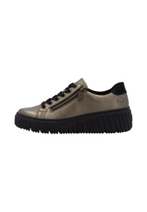 Baskets métalliques dorées avec lacets noirs, fermeture éclair sur le côté et semelle en caoutchouc noir texturé. Comprend un col rembourré pour plus de confort.