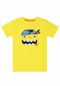 Camiseta de algodón amarilla con un diseño de cara juguetona que lleva una banda en la cabeza, acentos azules y naranjas, y detalles bordados. Mangas cortas.