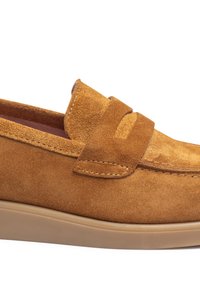 Mocasines de ante en marrón con punta redondeada, que presentan una tira decorativa cruzando el empeine y una suela de goma beige para mayor comodidad.