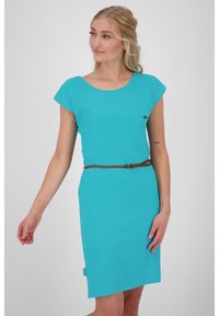 Turkusowa sukienka z gładkiego materiału, z krótkimi rękawami w kształcie motylka, okrągłym dekoltem i plecionym brązowym paskiem podkreślającym talię.