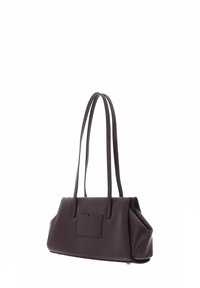 Sac à main violet texturé avec deux sangles d'épaule, forme rectangulaire et une poche avant. Présente un logo de marque subtil sur le devant.