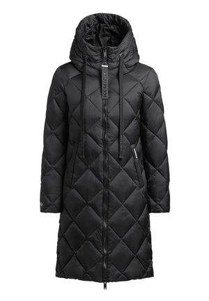 Schwarzer gesteppter langer Mantel mit hohem Kragen, Frontreißverschluss und Kordelzugkapuze. Besitzt eine glatte, glänzende Textur und seitliche Taschen.