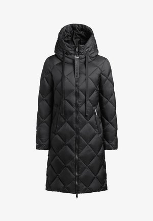 Svart vadderad lång kappa med hög krage, kantdragkedja och dragsko i huvan. Har en slät, glänsande yta och sidofickor.