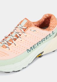 Merrell AGILITY PEAK 5 - Tenisice za trail trčanje - peach/spray