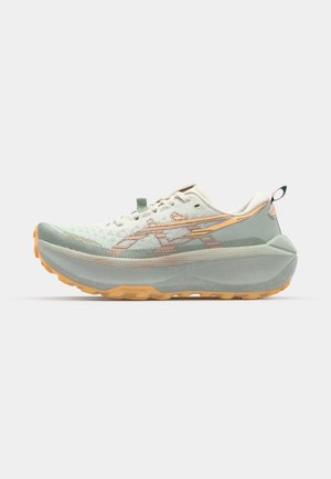 Gaiši zila skriešanas kurpe ar teksturētu augšdaļu, atstarojošiem akcentiem un mīkstinošu zoli. Tam ir oranžs zole un papēža cilpa.