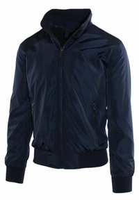 Giacca bomber blu navy realizzata in nylon lucido. Presenta un colletto alto, due tasche laterali con zip e polsini e cintura a coste.