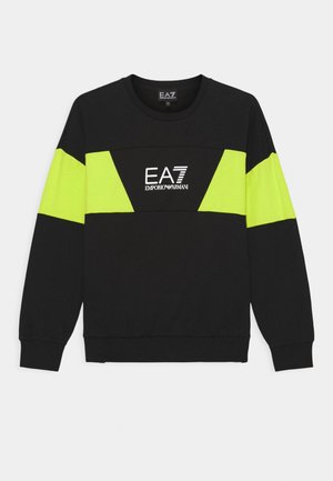 Sweat-shirt noir avec des panneaux diagonaux jaune néon sur la poitrine et les manches, logo EA7 Emporio Armani blanc centré sur la poitrine.