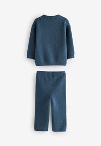 Donkerblauwe gebreide trui en bijpassende broekset, met een gestructureerde oppervlakte, ronde halslijn en elastische tailleband voor comfort.