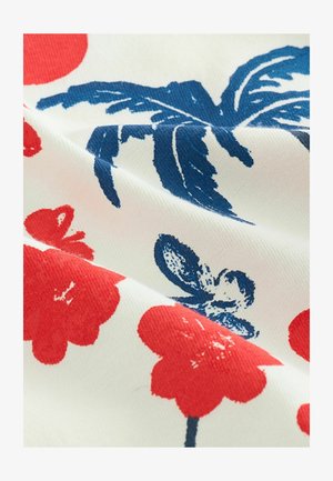 Medvilnės audinys su baltu fonu, išryškinantis raudonus gėlių raštus ir mėlynus lapų dizainus, demonstruojantis tekstūrizuotą, spausdintą paviršių.