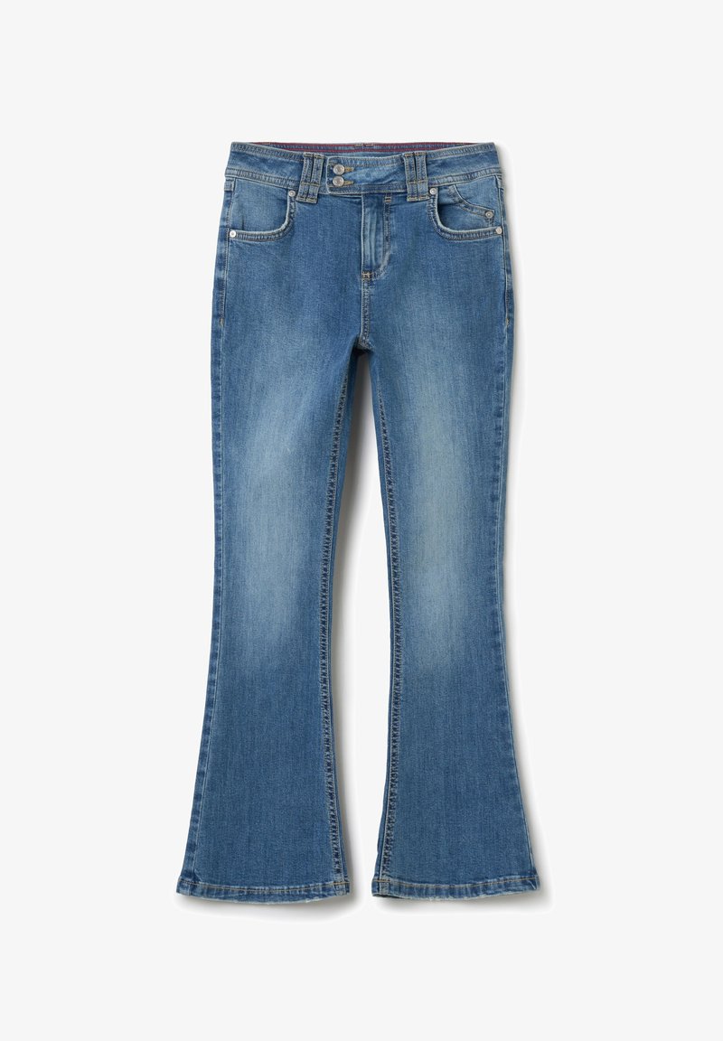 Jeans de mezclilla azul claro con campana, cierre de dos botones, cinco bolsillos y detalles desbotonados. Dobladillo cosido en la parte inferior acampanada.