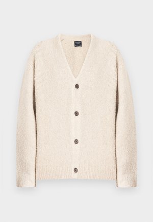 Beige gestrickter Cardigan mit V-Ausschnitt, fünf braunen Knöpfen vorne, gerippten Bündchen und einem strukturierten, weichen Stoff.