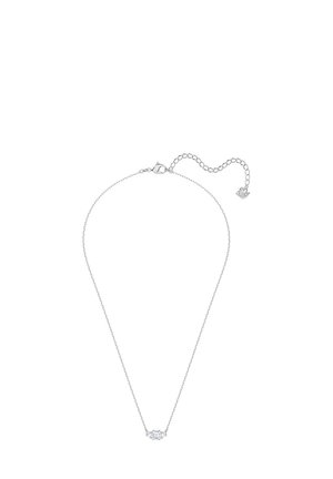 Collier en chaîne argentée au design minimaliste, avec une pierre précieuse centrale en accent et un fermoir réglable orné d'un petit charm.