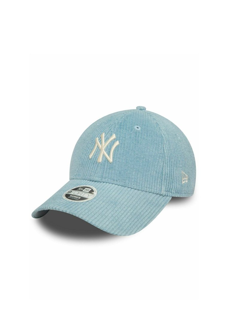 Cappellino da baseball in velluto a coste blu con logo NY ricamato in bianco, visiera curva e cinturino regolabile. Presenta una texture a coste e una toppa con logo.
