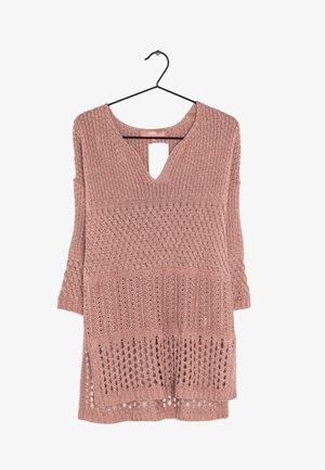 Gebreide pullover in een zachte rozenkleur met een V-hals en een open rugdetail. Bevat verschillende texturen, waaronder een ruitpatroon en gaaspatronen.