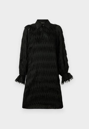 Robe noire avec un motif en zigzag texturé, manches longues et poignets à volants. Elle présente un col classique et une fermeture à boutons.