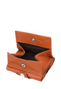 Orange læderpung med struktureret overflade, der har trykknaplukning, to rum og kontrastfyldt brun indvendig foring.