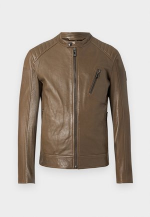 Hnědá kožená bunda se zapínáním na přední zip, límcem na patentní knoflíky, diagonálním zipovým kapsou na hrudi a prošívaným detailem na ramenou.