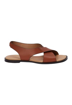 Sandale slingback en cuir marron avec des sangles croisées, bout ouvert, semelle plate et semelle intérieure rembourrée pour le confort.