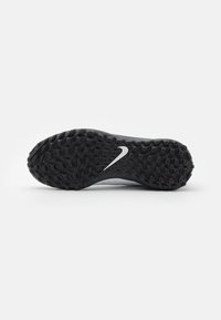 Schwarze Gummisohle mit strukturiertem Oberflächen und auffälligem Rautenmuster. Weißes Nike-Swoosh-Logo an der Seite in der Nähe der Ferse.
