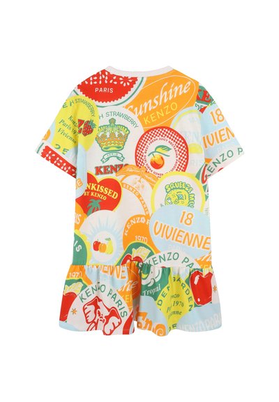 Robe à manches courtes en tissu léger, ornée d'un imprimé coloré de fruits et de logos de marque, avec un ourlet évasé et un décolleté rond.