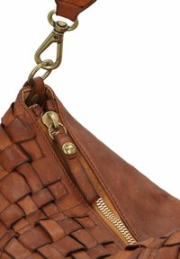 Borsa a mano in pelle marrone con texture intrecciata, zip dorata e dettagli in ottone con attacco a clip. Fodera interna liscia.