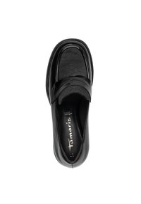 Chaussure noire à enfiler avec tige en cuir lisse, bout arrondi et semelle intérieure texturée. Présente une large sangle à l'avant. Logo visible à l'intérieur.