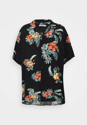 Chemise noire à manches courtes présentant un motif floral vibrant avec des fleurs orange et jaunes et des feuilles vertes. Tissu léger et fermeture à boutons.