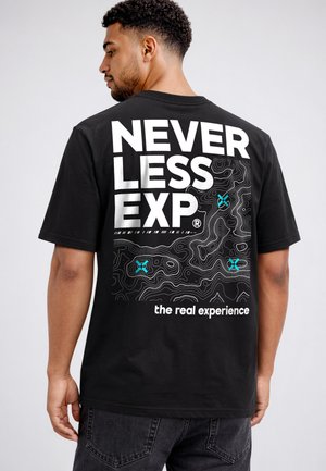 Mann mit dem Rücken zur Kamera, der ein schwarzes T-Shirt mit fett gedrucktem weißen Text „NEVER LESS EXP“ und einem topographischen Kartendesign mit blauen Markierungen trägt, Bildunterschrift „die echte Erfahrung.“