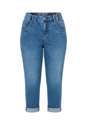 Jean en denim bleu moyen avec revers, taille élastique, fermeture à boutons à l'avant, passants pour ceinture, ainsi que poches à l'avant et à l'arrière.