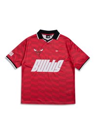 Raudonas sportinis marškinėlis su juodu apykakle ir akcentais. Ant jo užrašyta „BULLS“ bei yra Čikagos Buliai logotipas balta spalva. Marškinėlio fone – raštuotas dizainas, o audinys yra pralaidus orui.