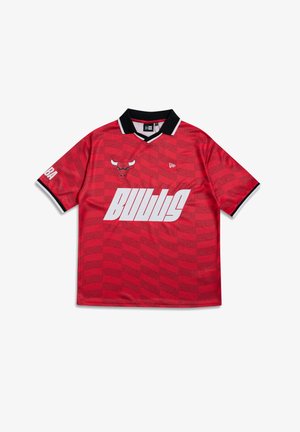 Tricou sport roșu cu guler și accente negre. Prezintă inscripția „BULLS” și logo-ul Chicago Bulls în alb. Include un fundal cu model și un material respirabil.
