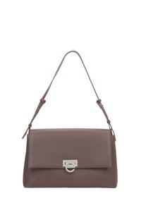 Bruine leren handtas met een klep sluiting, zilverkleurige hardware en een verstelbare schouderband. Gladde textuur met een gestructureerde rechthoekige vorm.