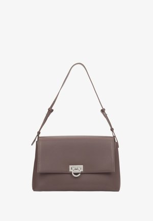 Brązowa skórzana torebka z klapką, srebrnymi elementami i regulowanym paskiem. Gładka faktura w wyraźnym prostokątnym kształcie.