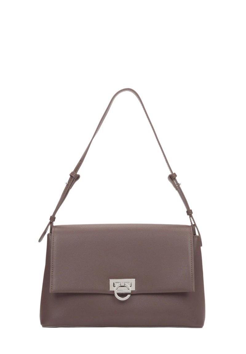 Bruine leren handtas met een klep sluiting, zilverkleurige hardware en een verstelbare schouderband. Gladde textuur met een gestructureerde rechthoekige vorm.