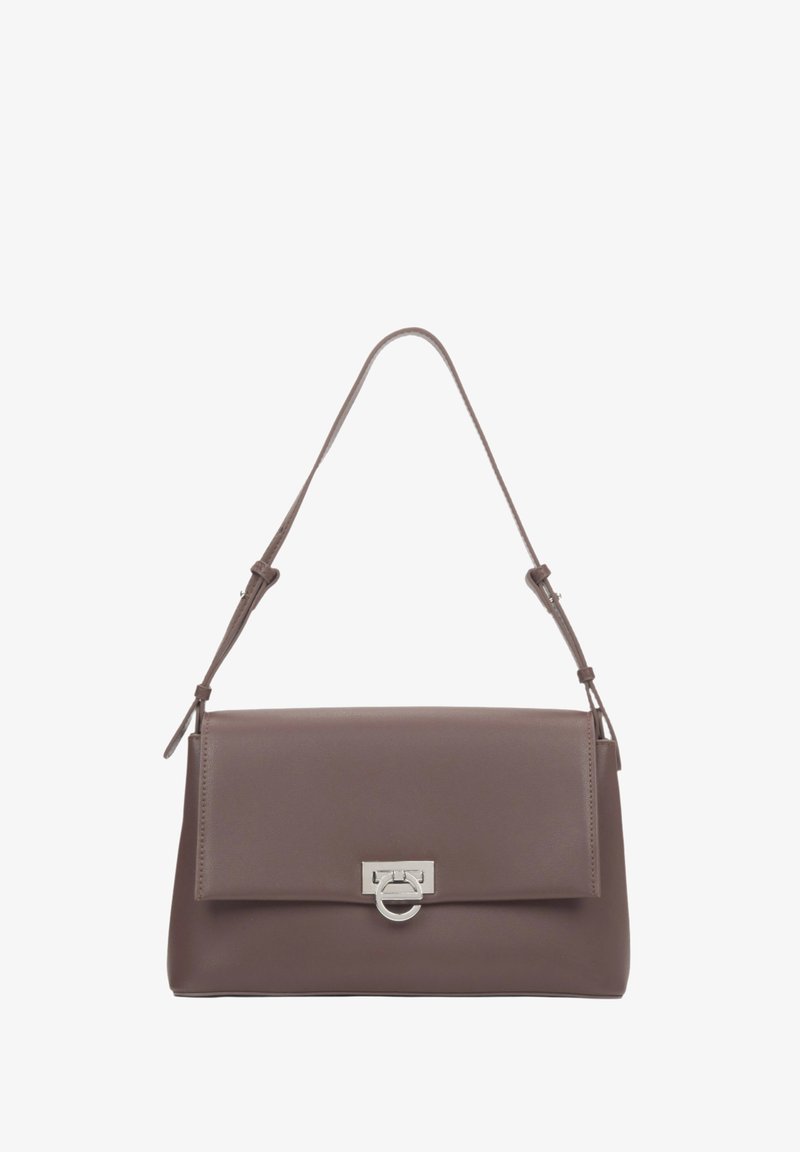 Bruine leren handtas met een klep sluiting, zilverkleurige hardware en een verstelbare schouderband. Gladde textuur met een gestructureerde rechthoekige vorm.