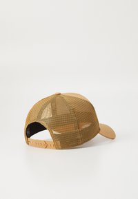 Brun mesh baseball cap med en solid stoffskjerm. Justerbar plastrem bak. Har en rund toppknapp og pustende design.