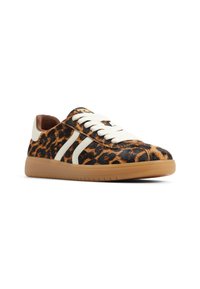Sneakers med leopardprint lavet af pels, med hvide striber, rund tå, brun inderside og en gummirådesål.