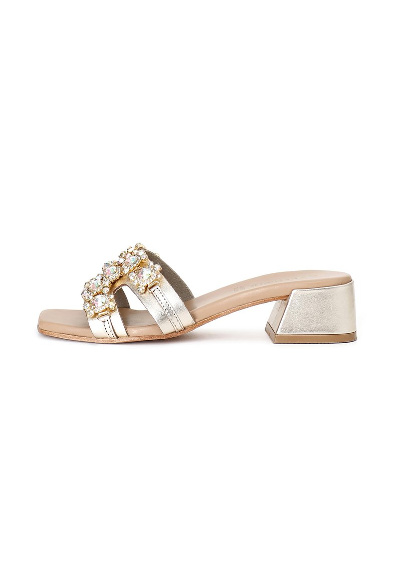Guldmetallisk slide-sandal med låg blockklack, med en prydd remdetalj och en mjuk mockafotpall.
