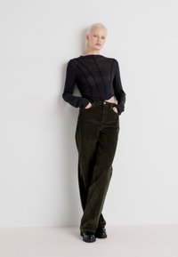 Vero Moda VMTESSA WIDE - Hlače - forest night