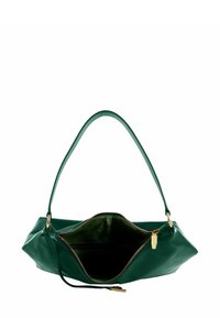 Bolso de hombro de cuero verde con una textura suave, cierre de cremallera y acentos en hardware dorado. La amplia apertura revela un interior oscuro.